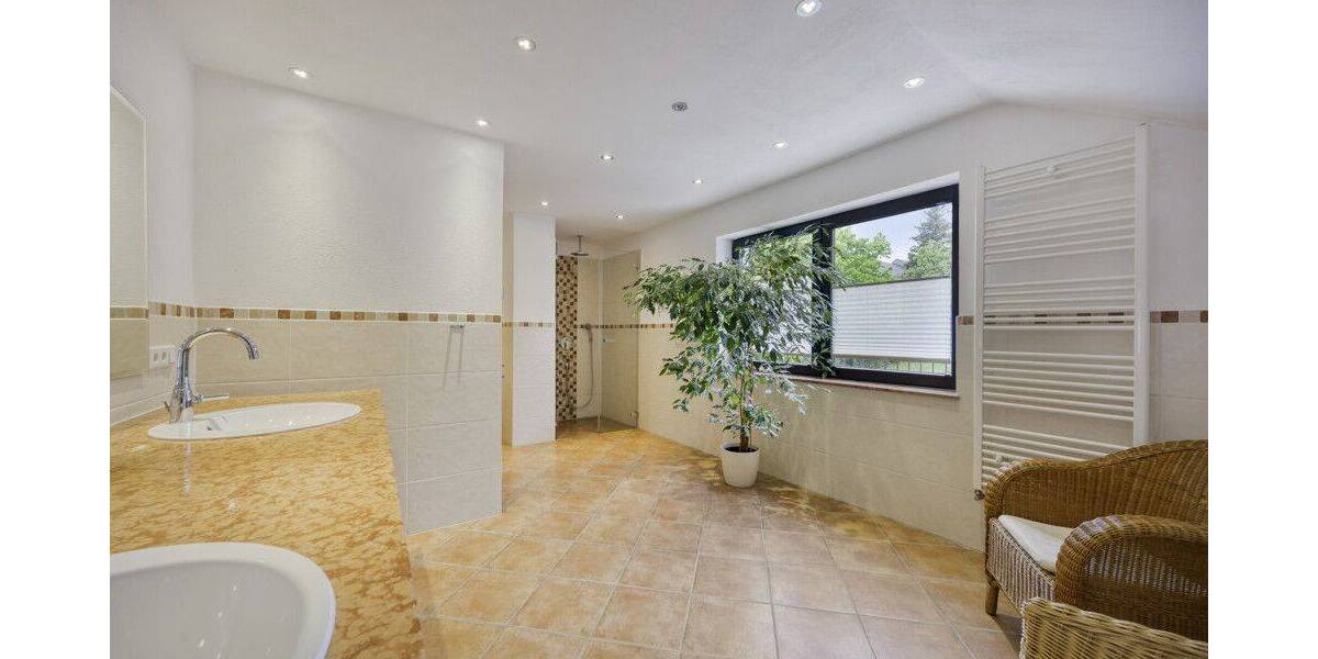 Großzügiges Einfamilienhaus mit einer Einheit für ein stilles Gewerbe - Einfamilienhaus Radevormwald Innenstadt | Angebot:26894787