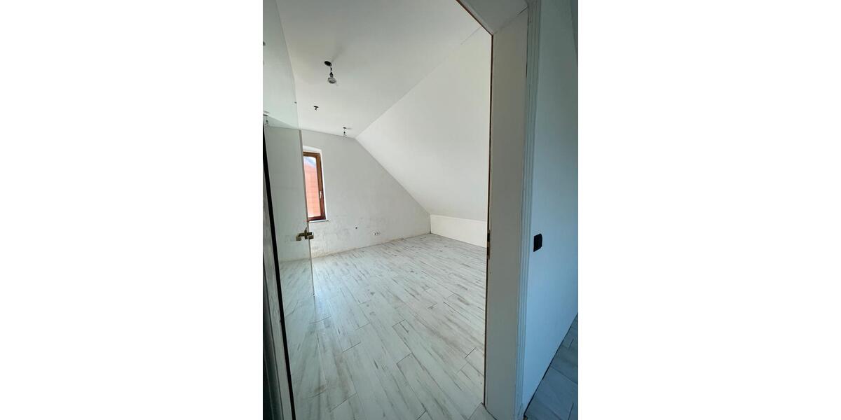 Etagenwohnung Langenfeld (Rheinland) - 9 Zimmer, 212 m&sup2;, 3.500&euro; | Angebot:26385101