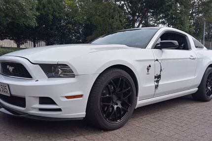 Ford Mustang 131.000 km 19.900 &euro; Duisburg 47138