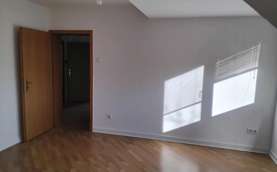 Dachgeschoßwohnung Essen Stadtbezirk II - 2.5 Zimmer, 67 m&sup2;, 800&euro; | Angebot:25841713