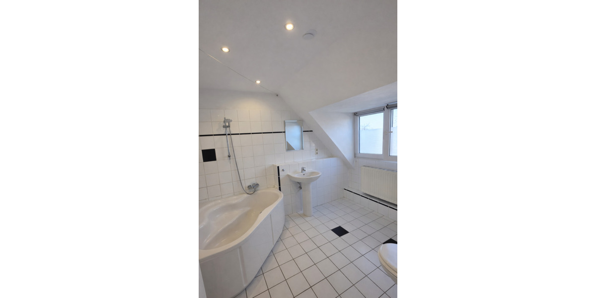 Dachgeschoßwohnung Hilden - 2.5 Zimmer, 84 m&sup2;, 1.190&euro; | Angebot:25852057