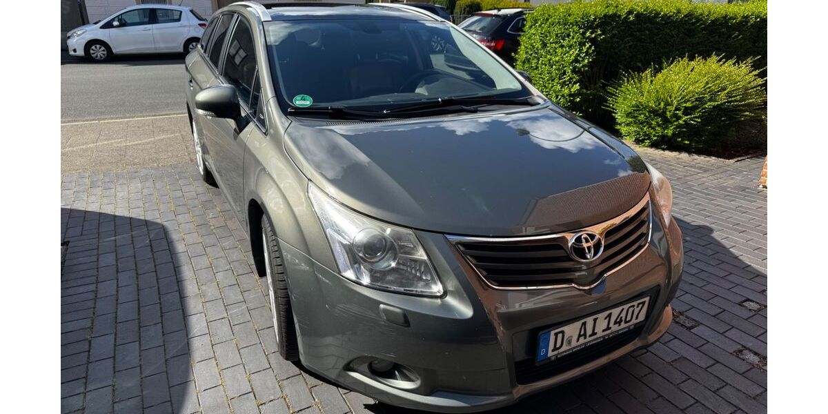 Toyota Avensis 323.200 km 2.800 &euro; Düsseldorf 40627