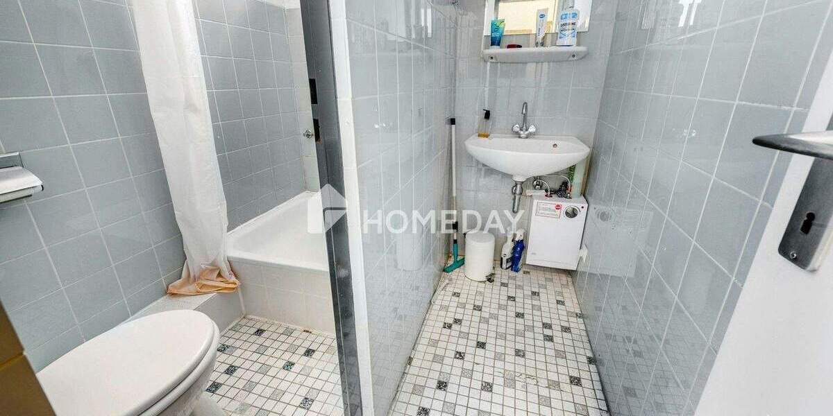 Etagenwohnung Duisburg Ruhrort - 7 Zimmer, 200 m&sup2;, 200.000&euro; | Angebot:25688347