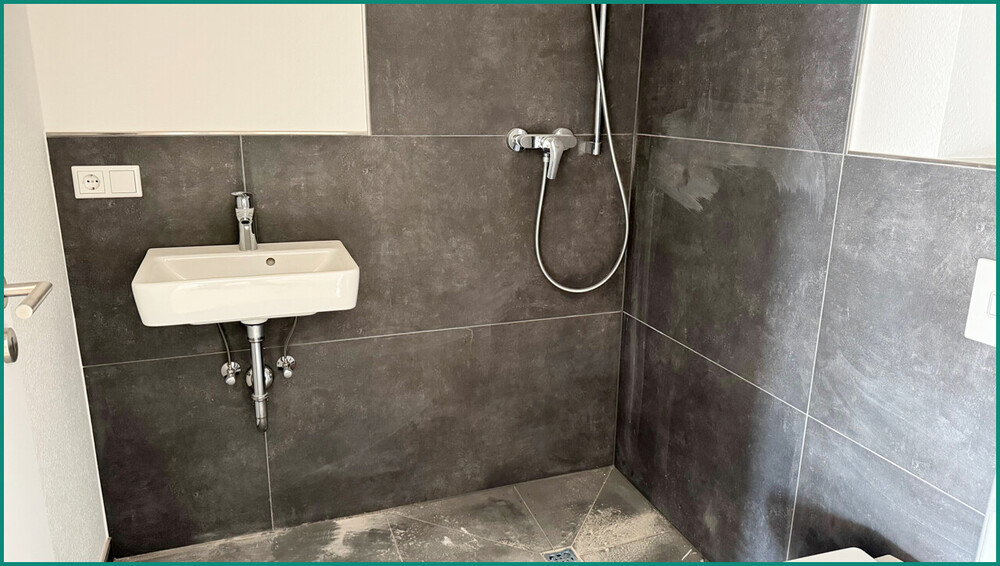 NEUBAU-ERSTBEZUG: MODERNE 3-ZIMMER-WOHNUNG MIT AUFZUG, GROSSEM BALKON UND PKW-STELLPLATZ IN RADEVORM - Etagenwohnung Radevormwald Karthausen | Angebot:26455528
