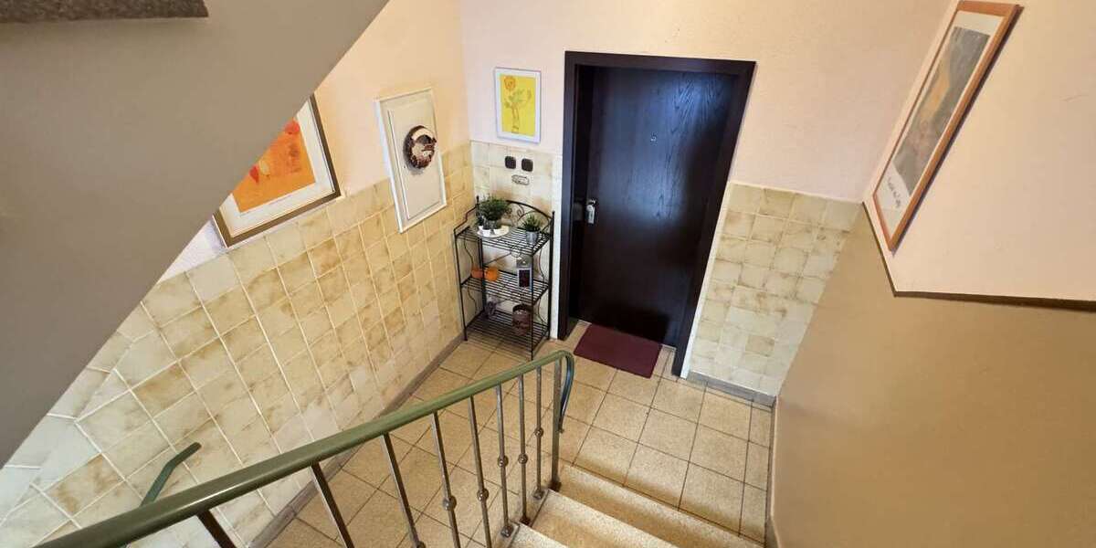 Gepflegte 3,5-Zimmer-Dachgeschosswohnung mit Einbauküche und Garage - Dachgeschoßwohnung Gelsenkirchen Gelsenkirchen-Mitte | Angebot:24740235