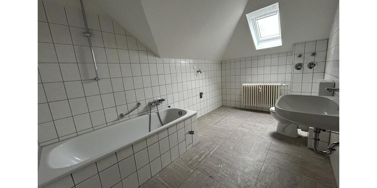 Dachgeschoßwohnung Duisburg Hamborn - 3.5 Zimmer, 69 m&sup2;, 365&euro; | Angebot:26433788