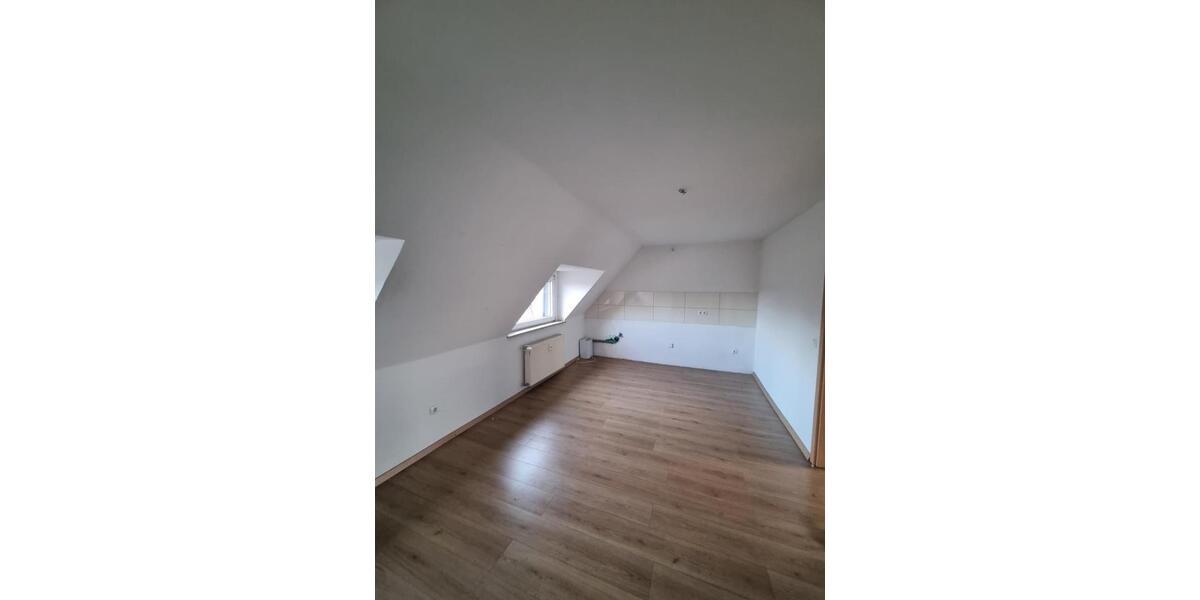 Dachgeschoßwohnung Duisburg Mittelmeiderich - 3 Zimmer, 56 m&sup2;, 450&euro; | Angebot:23912672