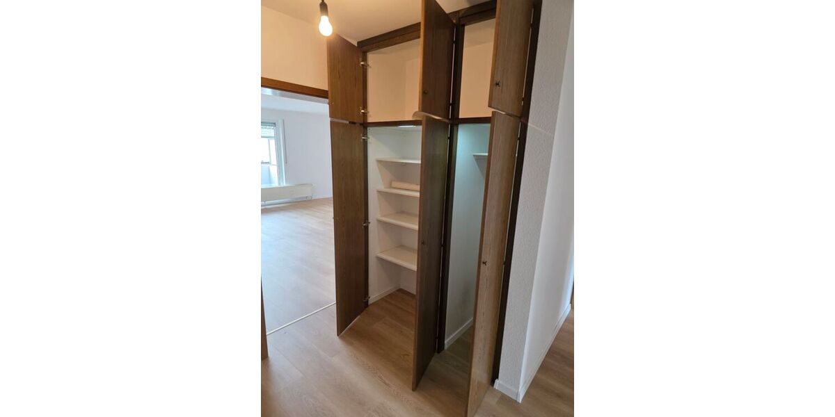 Renovierte 2,5 Zimmer-Wohnung mit Aufzug, Balkonkraftwerk, Video-Sprechanlage, Garage (Warmmiete: 965 + 100 Garage) - Etagenwohnung Duisburg Meiderich | Angebot:27473556