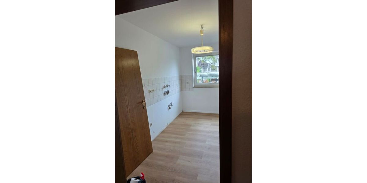 Renovierte 2,5 Zimmer-Wohnung mit Aufzug, Balkonkraftwerk, Video-Sprechanlage, Garage (Warmmiete: 965 + 100 Garage) - Etagenwohnung Duisburg Meiderich | Angebot:27473556