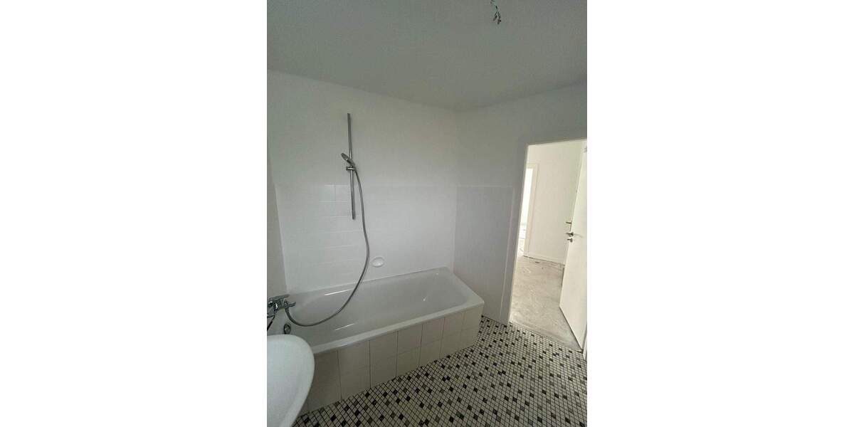 Etagenwohnung Düsseldorf Rath - 3 Zimmer, 92 m&sup2;, 1.250&euro; | Angebot:25774715