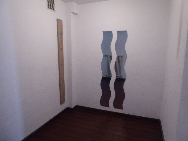 Gewerbeobjekt Düsseldorf Rath - 8 Zimmer, 156 m&sup2;, 350.000&euro; | Angebot:25665198