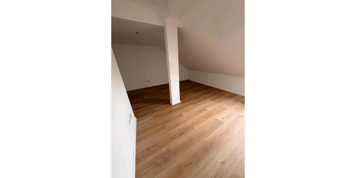 Dachgeschoßwohnung Essen Stadtbezirk V - 2 Zimmer, 74 m&sup2;, 900&euro; | Angebot:26579671