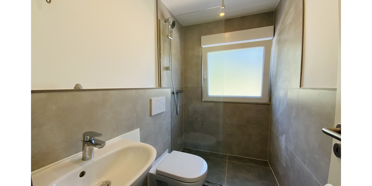 Einfamilienhaus mit 5 Zimmern und 2 Bädern, großem Garten ideal für Familien. Komplett saniert! - Einfamilienhaus Düsseldorf / Rath Rath | Angebot:27190569