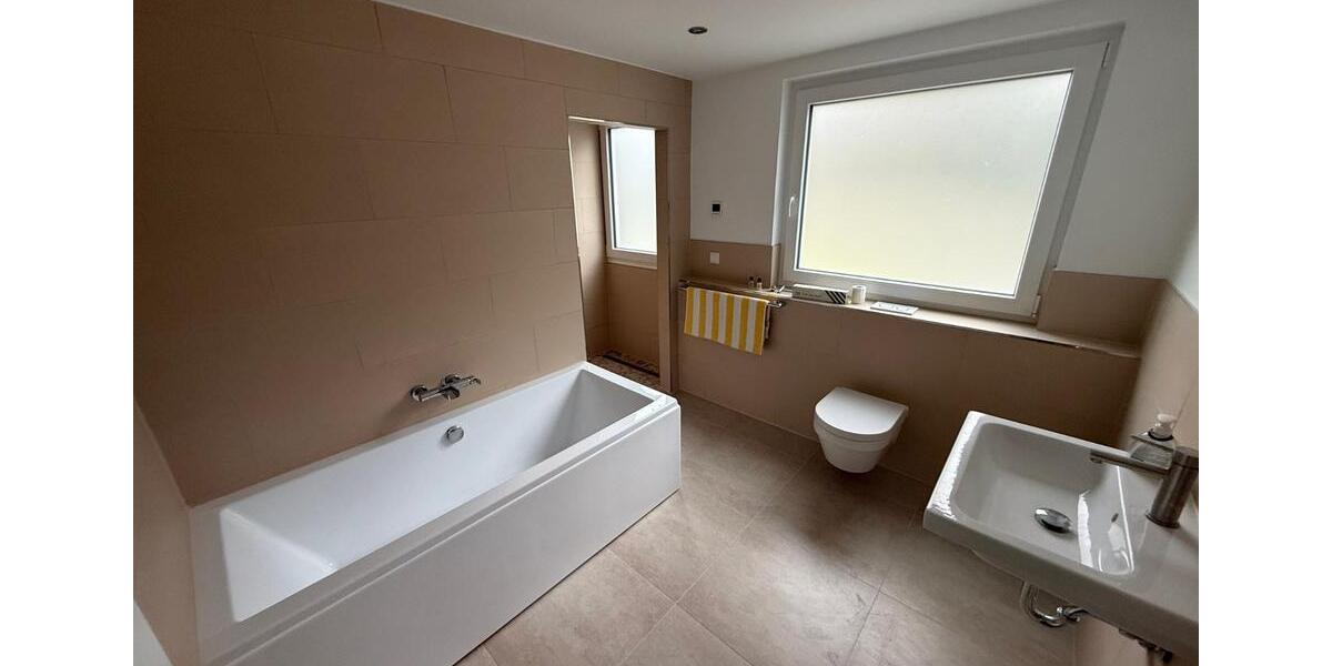 Dachgeschoßwohnung Heiligenhaus - 2.5 Zimmer, 85 m&sup2;, 930&euro; | Angebot:25867976