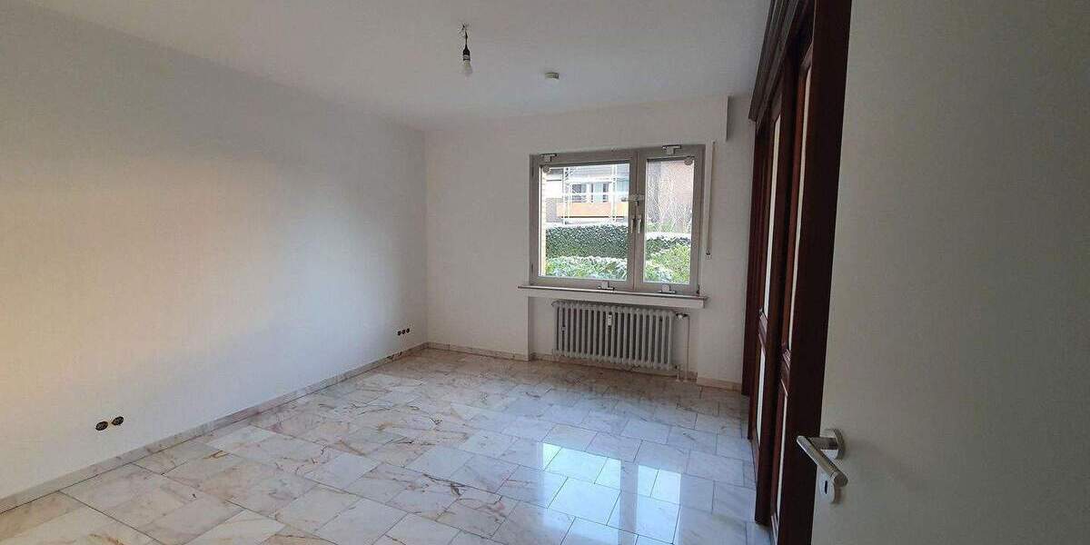 Etagenwohnung Duisburg Rahm - 4 Zimmer, 130 m&sup2;, 1.800&euro; | Angebot:25854102