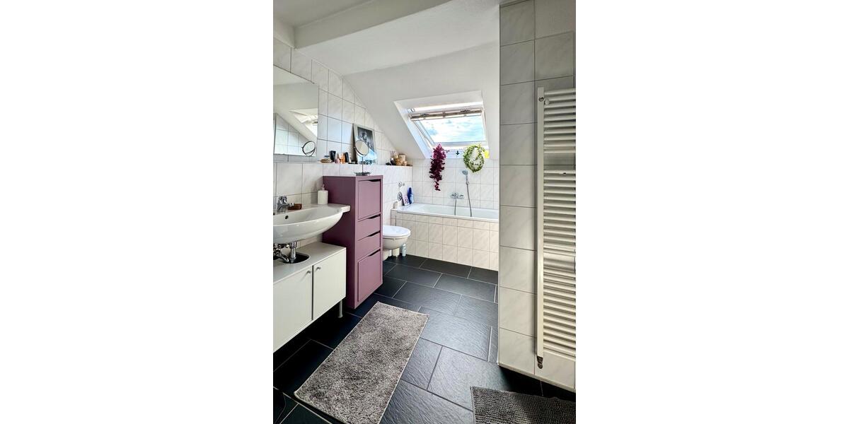 Dachgeschoßwohnung Solingen Wald - 3 Zimmer, 129 m&sup2;, 1.150&euro; | Angebot:27589816