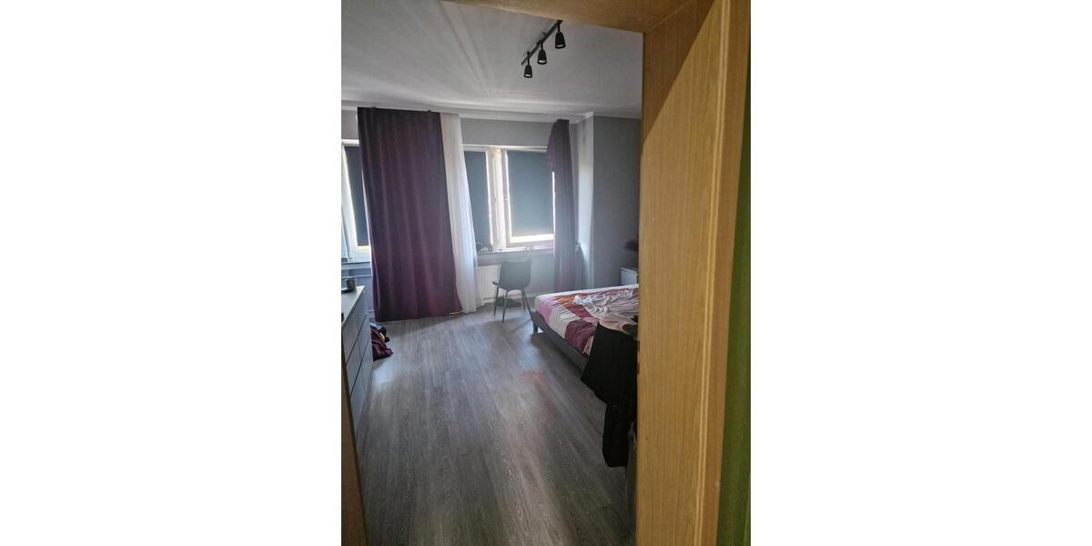 Etagenwohnung Düsseldorf Oberbilk - 1 Zimmer, 70 m&sup2;, 600&euro; | Angebot:27579950