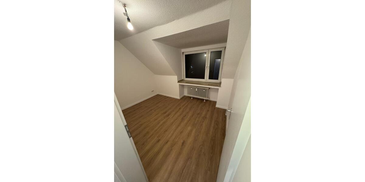 Dachgeschoßwohnung Essen Stadtbezirk VI - 3 Zimmer, 65 m&sup2;, 550&euro; | Angebot:25962504