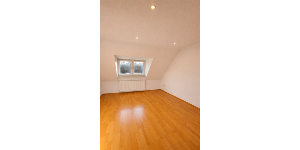 Dachgeschoßwohnung Düsseldorf Stadtbezirk 8 - 2.5 Zimmer, 84 m&sup2;, 1.190&euro; | Angebot:25860109