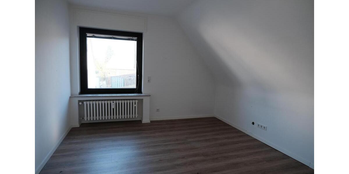 Dachgeschoßwohnung Duisburg Hochheide - 4 Zimmer, 120 m&sup2;, 1.150&euro; | Angebot:25640742