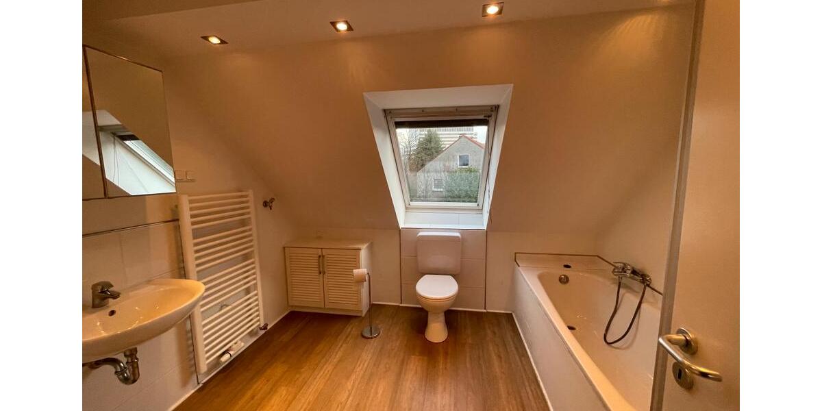 Dachgeschoßwohnung Essen Huttrop - 3.5 Zimmer, 87 m&sup2;, 1.044&euro; | Angebot:25377302