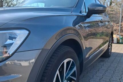 VW Tiguan 107.000 km 21.500 &euro; Düsseldorf 40472