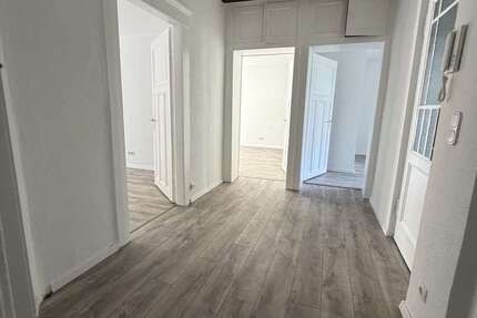 Wohnung Solingen Mitte - 4 Zimmer, 120 m&sup2;, 960&euro; | Angebot:27183049