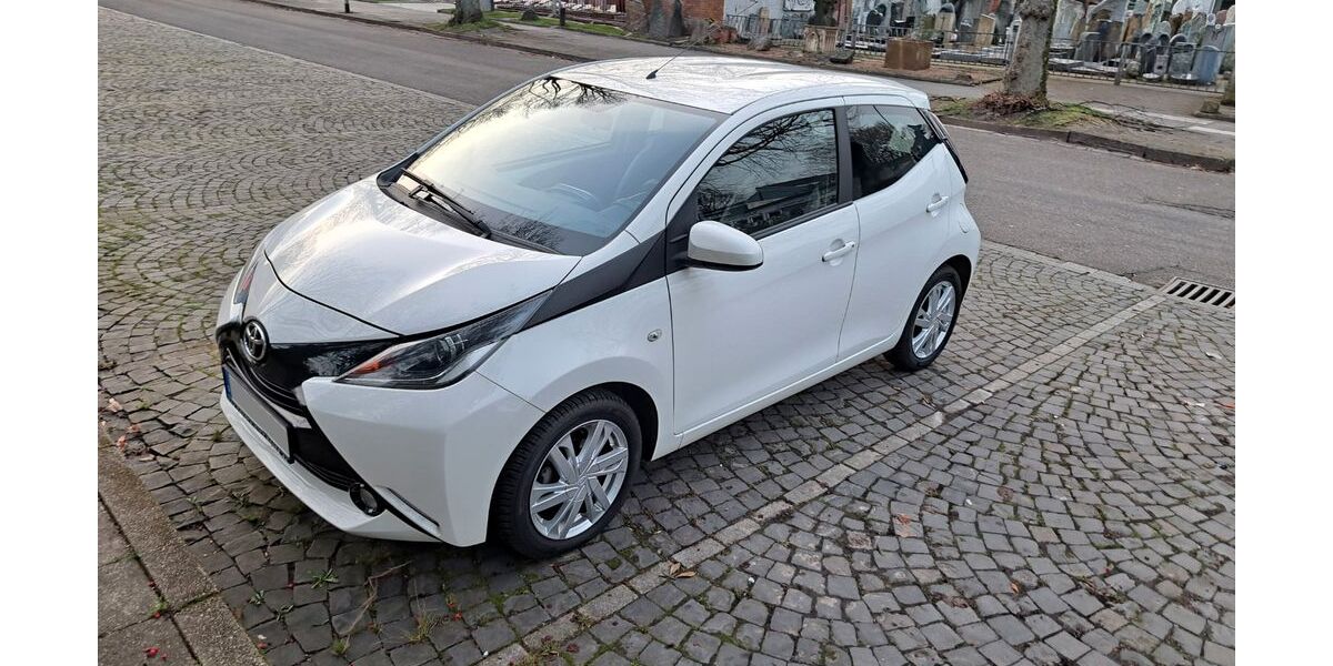 Toyota Aygo (X) 74.000 km 9.300 &euro; Essen 45138
