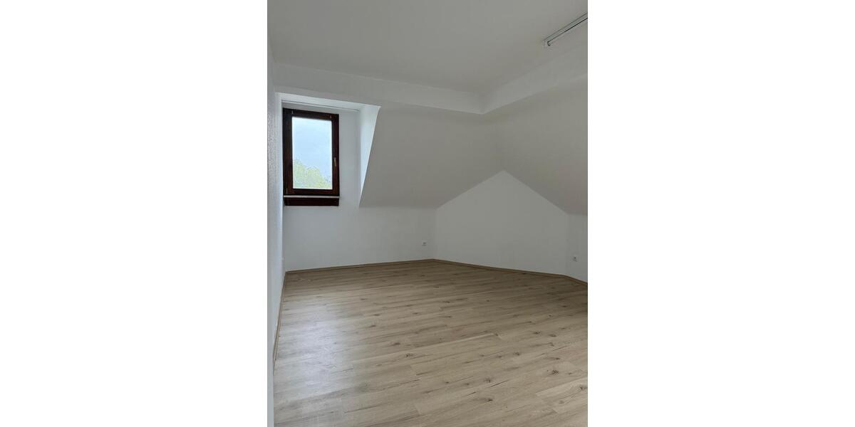 Dachgeschoßwohnung Oberhausen - 3 Zimmer, 83 m&sup2;, 840&euro; | Angebot:25924159